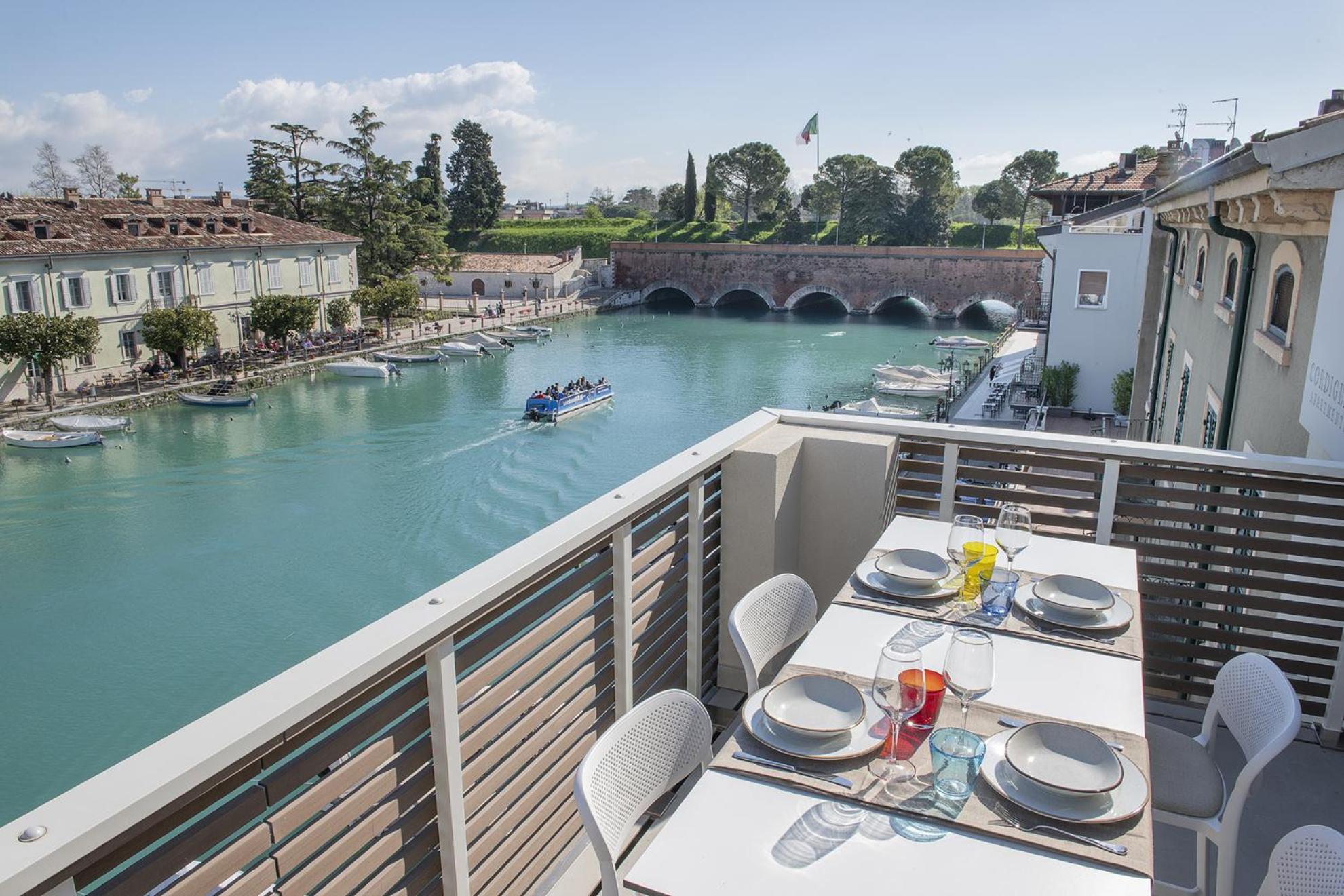 Palazzo Cordigero - Apartments Peschiera del Garda Eksteriør bilde